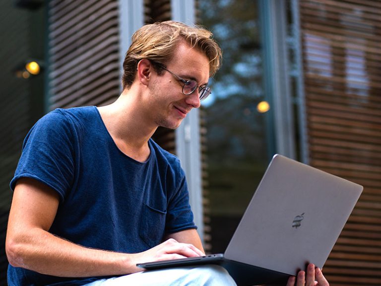 远程面试的10个成功技巧：从“连接中”到“你被录用了！”